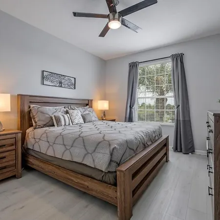 Is1-208 - Lake View Corner Unit - Modern Decor